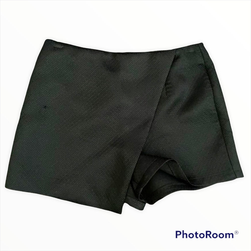 Romeo & Juliet Couture Black Skort